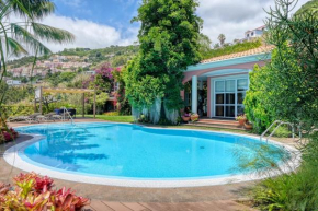 Casa das Bromelias, a Home in Madeira